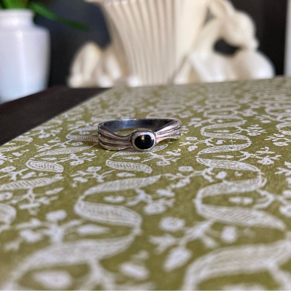 Vintage Black & Silver Ring - Picture 2 of 5